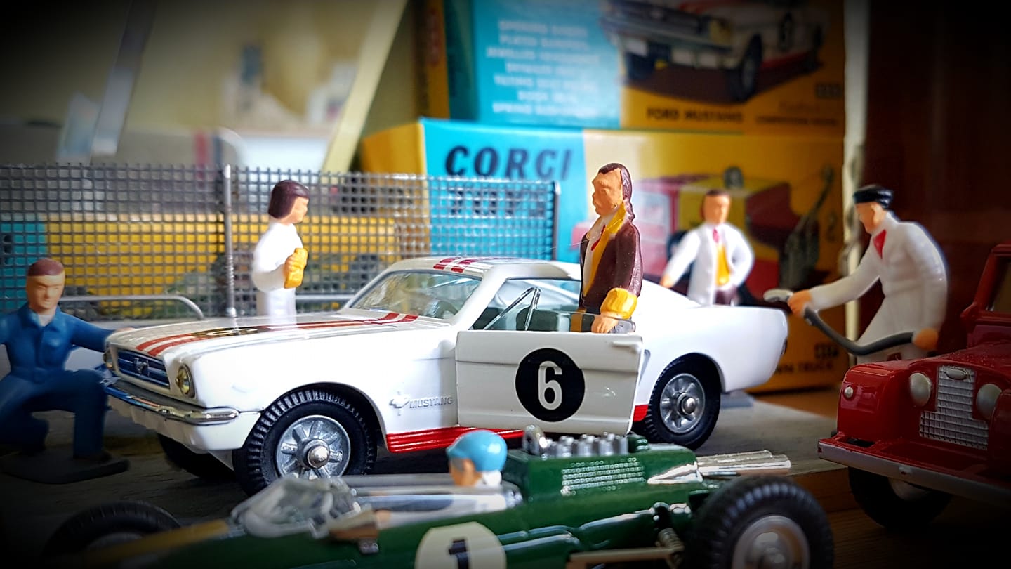Corgi Toys Ford Mustang Fastback 2+2 GRISE + BOITE Corgi Toys Ford Mustang Fastback 2+2 GRISE + BOITE